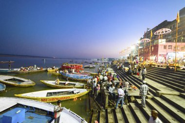 Varanasi, Hindistan, Kasım 2015 Ganj Nehri akşam çıkabilir