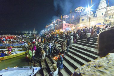 Varanasi, Hindistan, Kasım 2015 Ganj Nehri akşam çıkabilir
