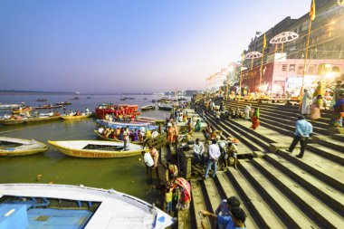 Varanasi, Hindistan, Kasım 2015 Ganj Nehri akşam çıkabilir