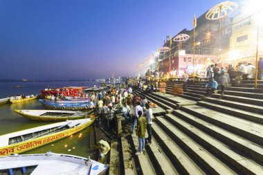 Varanasi, Hindistan, Kasım 2015 Ganj Nehri akşam çıkabilir