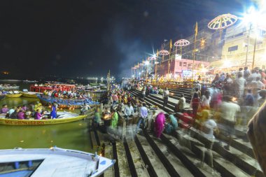 Varanasi, Hindistan, Kasım 2015 Ganj Nehri akşam çıkabilir