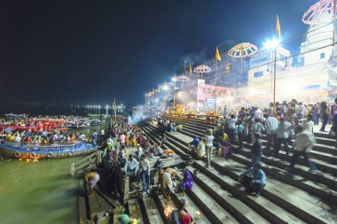 Varanasi, Hindistan, Kasım 2015 Ganj Nehri akşam çıkabilir