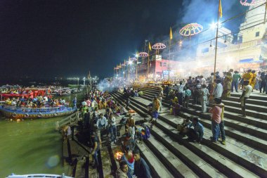 Varanasi, Hindistan, Kasım 2015 Ganj Nehri akşam çıkabilir
