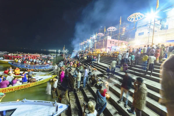 Varanasi, Hindistan, Kasım 2015 Ganj Nehri akşam çıkabilir