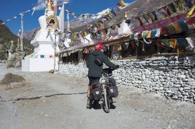 Himalayalar'da, Mustang bölge, Kasım 2017 Bisiklete binme