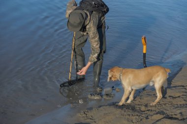 Metal dedektörleri plaj hazine arıyoruz