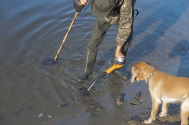 Metal dedektörleri plaj hazine arıyoruz