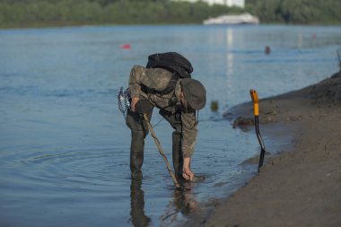 Metal dedektörleri plaj hazine arıyoruz