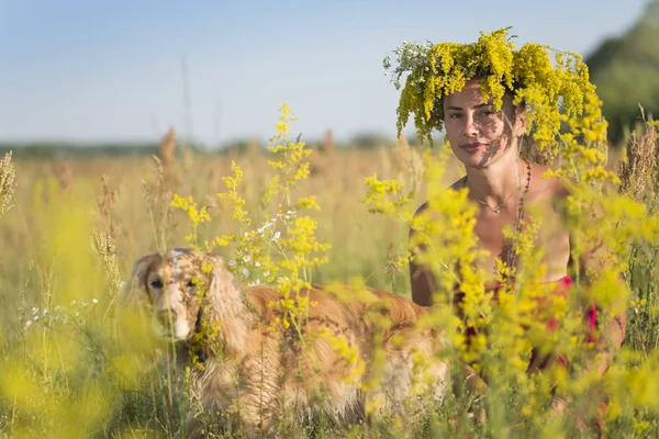 草原の花の中で少女 — ストック写真