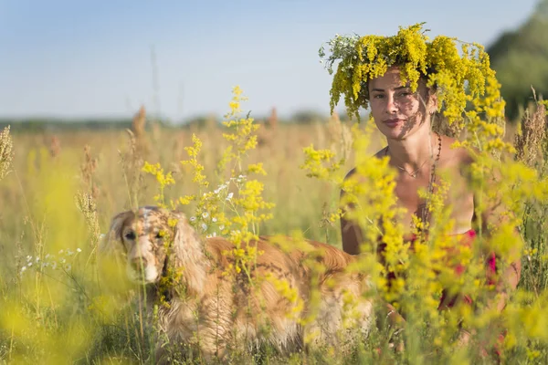 Flicka Bland Blommorna Ängen — Stockfoto