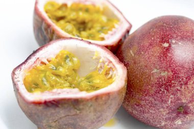 Beyaz arka planda tutku meyvesi