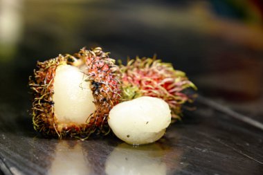 tayland'da yetişen mangosten meyvesi