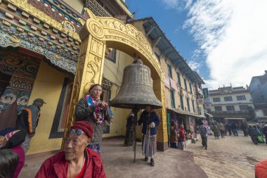 Bir Budist tapınağında büyük bir çan, Katmandu, Nepal. Kasım 2017