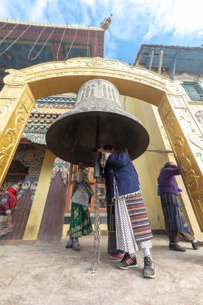 尼泊尔加德满都一座佛教寺庙的大钟 2017 — 图库照片