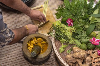Ayurveda tıp, masaj için bitkisel çanta imalatı