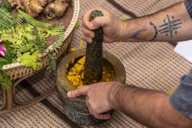 Ayurveda tıp, masaj için bitkisel çanta imalatı