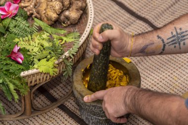 Ayurveda tıp, masaj için bitkisel çanta imalatı