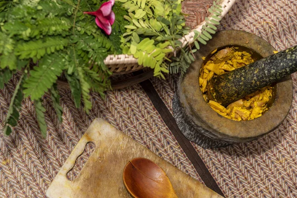Ayurveda tıp, masaj için bitkisel çanta imalatı
