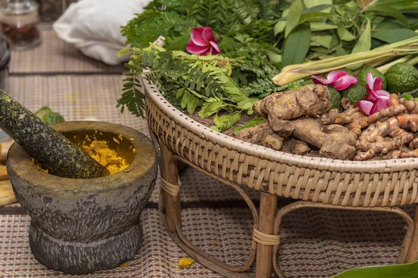 Ayurveda Medizin Die Herstellung Von Kräutertaschen Zur Massage — Stockfoto