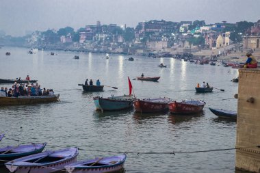 Varanasi, Hindistan'da Puja töreni. Kasım 19, 2016
