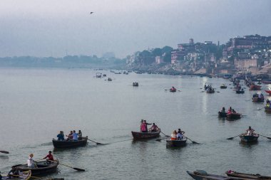 Varanasi, Hindistan'da Puja töreni. Kasım 19, 2016