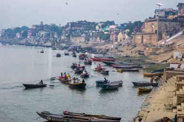 Varanasi, Hindistan'da Puja töreni. Kasım 19, 2016