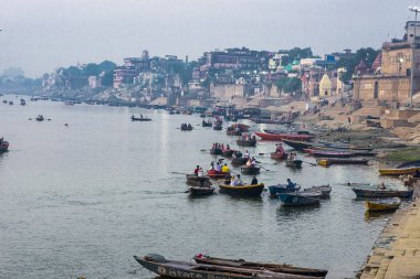 Varanasi, Hindistan'da Puja töreni. Kasım 19, 2016