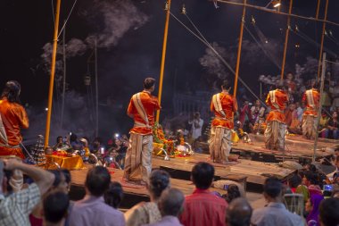 Büyük dua töreni, Varanasi kentinde Hintçe Puja, Hindistan. Kasım 19, 2016