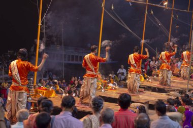 Büyük dua töreni, Varanasi kentinde Hintçe Puja, Hindistan. Kasım 19, 2016