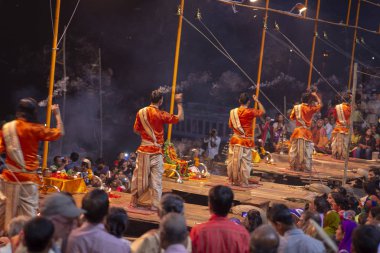 Büyük dua töreni, Varanasi kentinde Hintçe Puja, Hindistan. Kasım 19, 2016