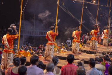 Büyük dua töreni, Varanasi kentinde Hintçe Puja, Hindistan. Kasım 19, 2016