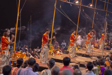 Büyük dua töreni, Varanasi kentinde Hintçe Puja, Hindistan. Kasım 19, 2016