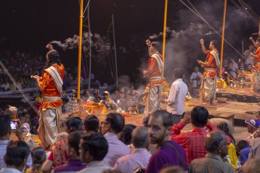 Büyük dua töreni, Varanasi kentinde Hintçe Puja, Hindistan. Kasım 19, 2016