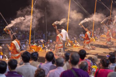 Büyük dua töreni, Varanasi kentinde Hintçe Puja, Hindistan. Kasım 19, 2016