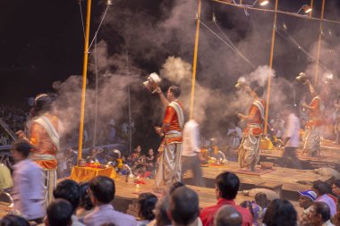Büyük dua töreni, Varanasi kentinde Hintçe Puja, Hindistan. Kasım 19, 2016