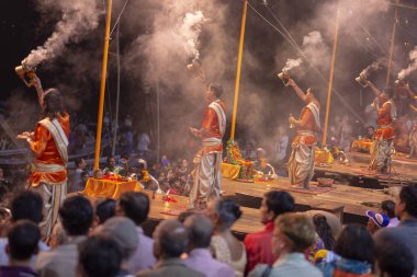 Büyük dua töreni, Varanasi kentinde Hintçe Puja, Hindistan. Kasım 19, 2016