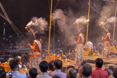 Büyük dua töreni, Varanasi kentinde Hintçe Puja, Hindistan. Kasım 19, 2016