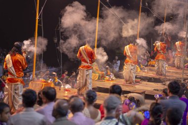 Büyük dua töreni, Varanasi kentinde Hintçe Puja, Hindistan. Kasım 19, 2016