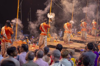 Büyük dua töreni, Varanasi kentinde Hintçe Puja, Hindistan. Kasım 19, 2016
