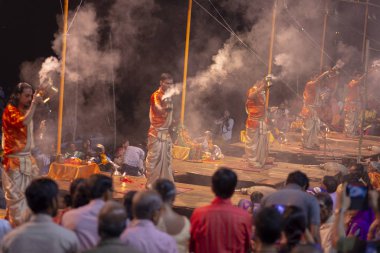 Büyük dua töreni, Varanasi kentinde Hintçe Puja, Hindistan. Kasım 19, 2016