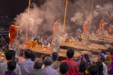 Büyük dua töreni, Varanasi kentinde Hintçe Puja, Hindistan. Kasım 19, 2016