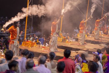 Büyük dua töreni, Varanasi kentinde Hintçe Puja, Hindistan. Kasım 19, 2016