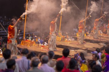 Büyük dua töreni, Varanasi kentinde Hintçe Puja, Hindistan. Kasım 19, 2016