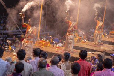 Büyük dua töreni, Varanasi kentinde Hintçe Puja, Hindistan. Kasım 19, 2016