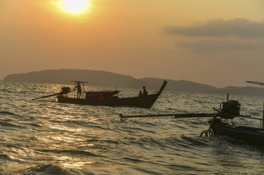 Ao Nang kıyısında tekne, Tayland. Nisan 2019