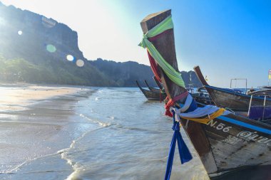 Ao Nang kıyısında tekne, Tayland. Nisan 2019