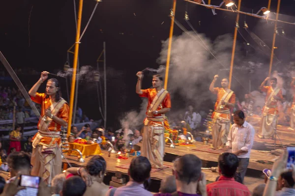 インド バラナシ市のヒンディー語プジャで 偉大な祈りの儀式 2016 — ストック写真