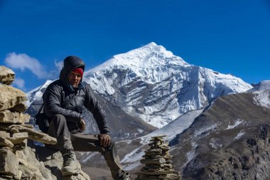 Himalayalar, Nepal arka planda turist. Manang Köyü, Aralık 2017