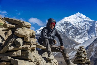 Himalayalar, Nepal arka planda turist. Manang Köyü, Aralık 2017
