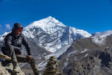 Himalayalar, Nepal arka planda turist. Manang Köyü, Aralık 2017